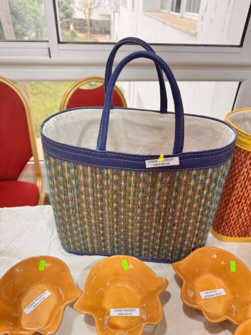 Panier tressé à anse bleue