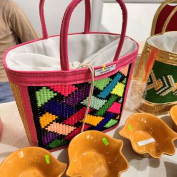 Panier tressé rose à losanges colorés