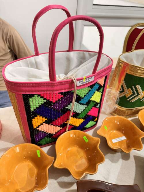 Panier tressé rose à losanges colorés