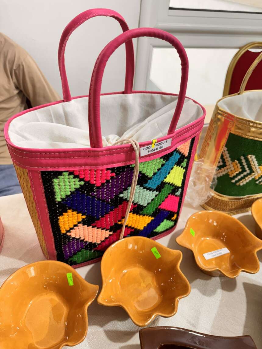 Panier tressé rose à losanges colorés