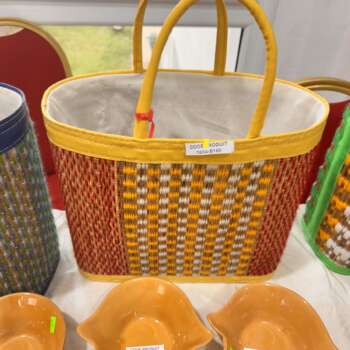 Panier tressé jaune et orange
