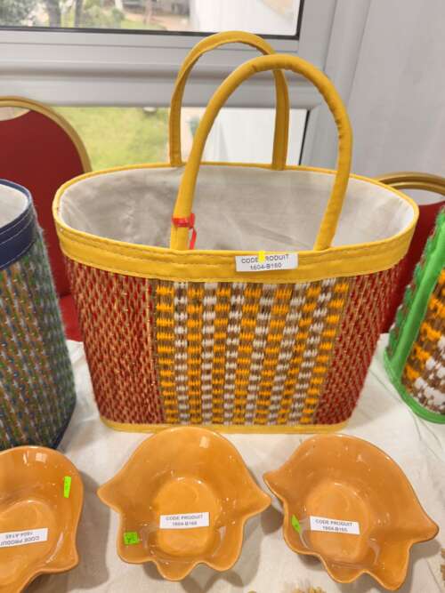 Panier tressé jaune et orange