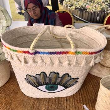 Panier en palmier « Œil » à pompons