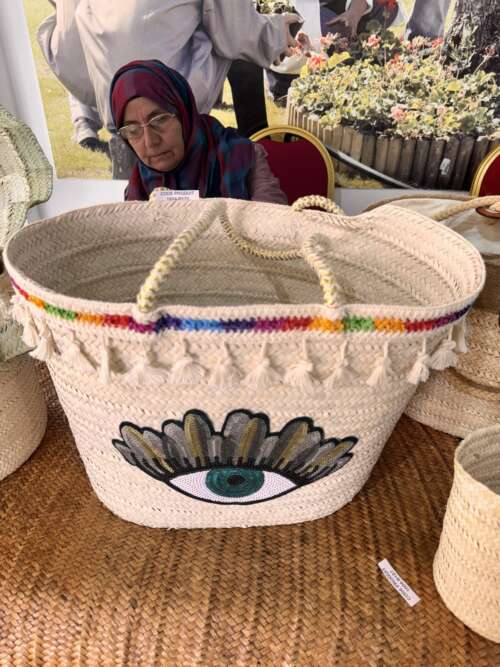 Panier en palmier « Œil » à pompons