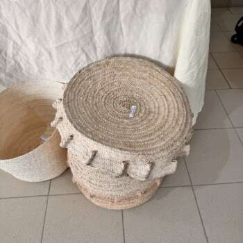 Panier en paille à pompons