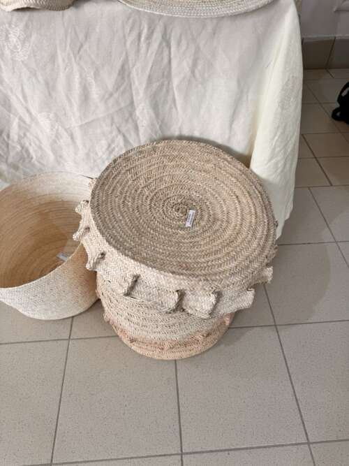 Panier en paille à pompons