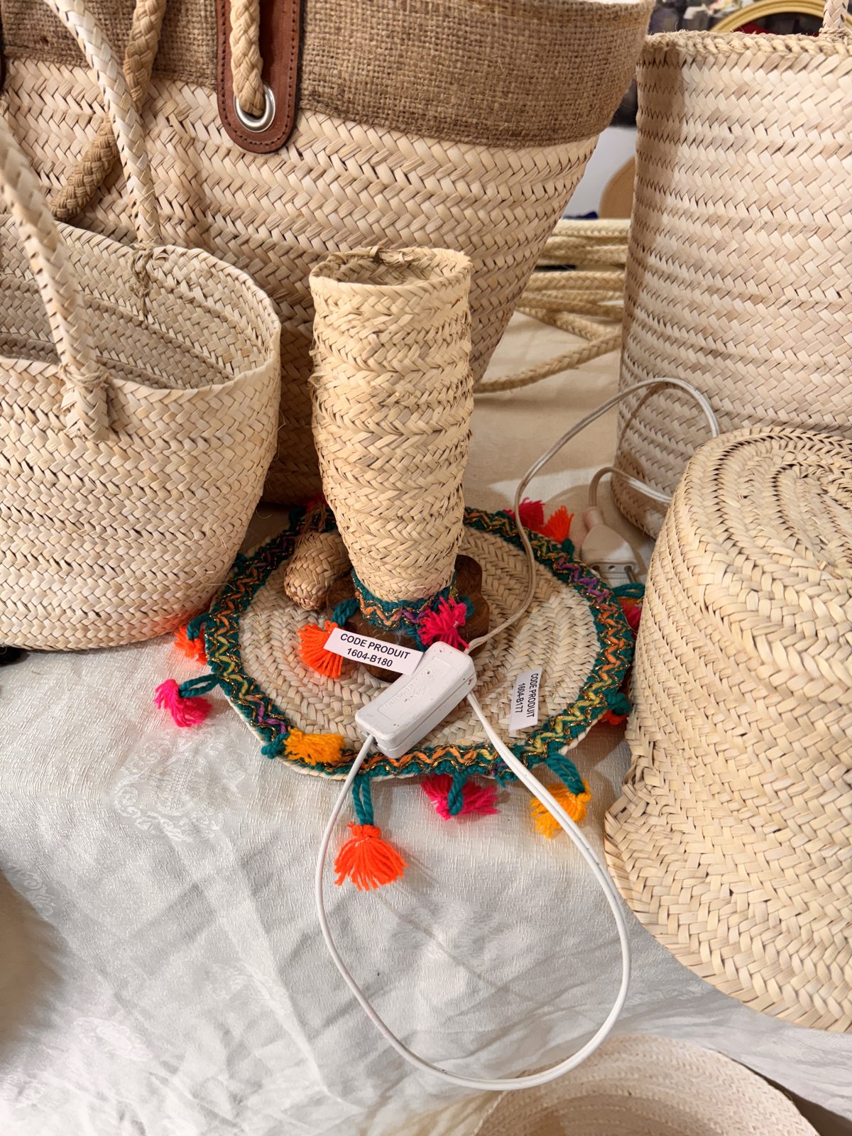 Panier en paille à pompons colorés