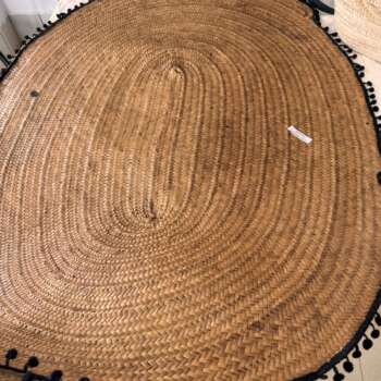 Tapis rond en paille à pompons