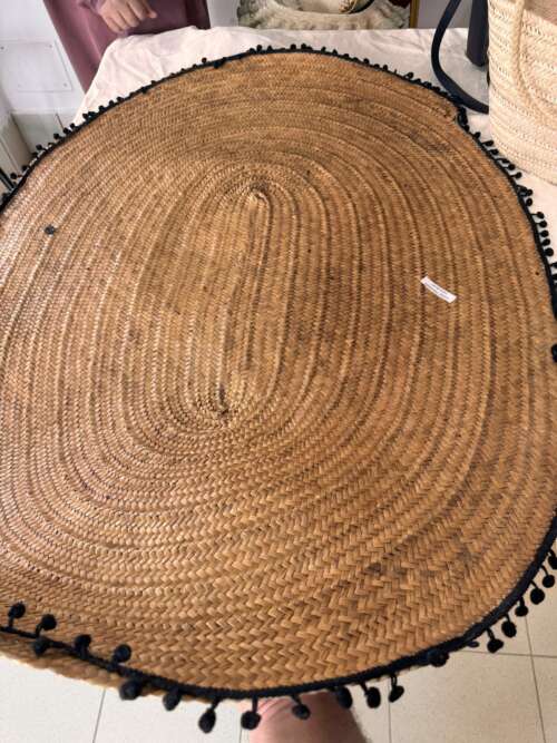 Tapis rond en paille à pompons