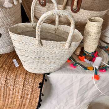 Panier en paille à pompons