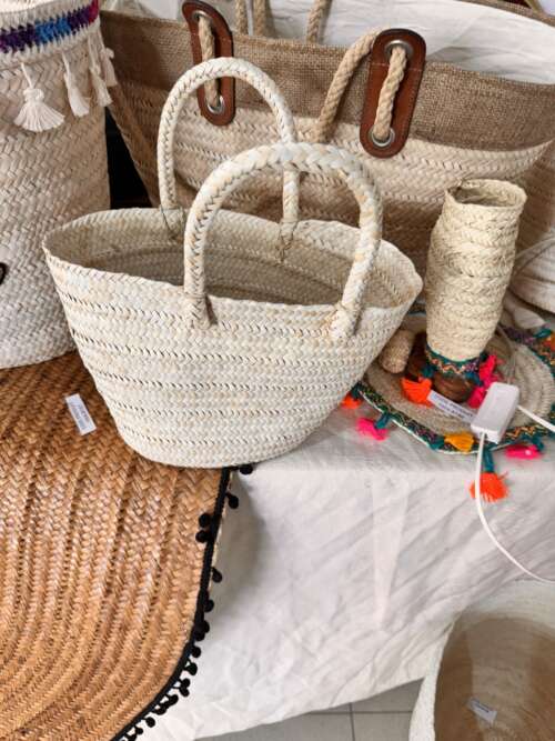 Panier en paille à pompons