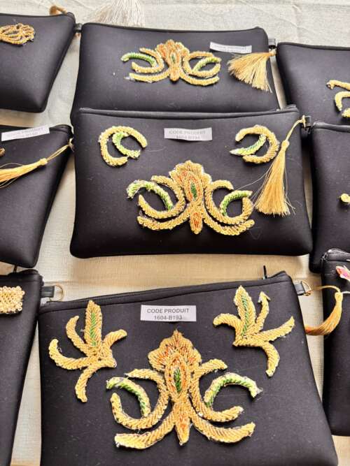 Pochette de soirée brodée motif floral doré