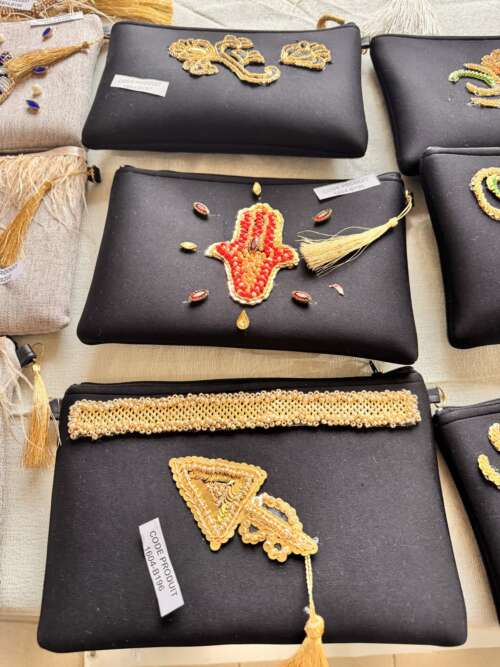 Pochette brodée main de Fatma et perles