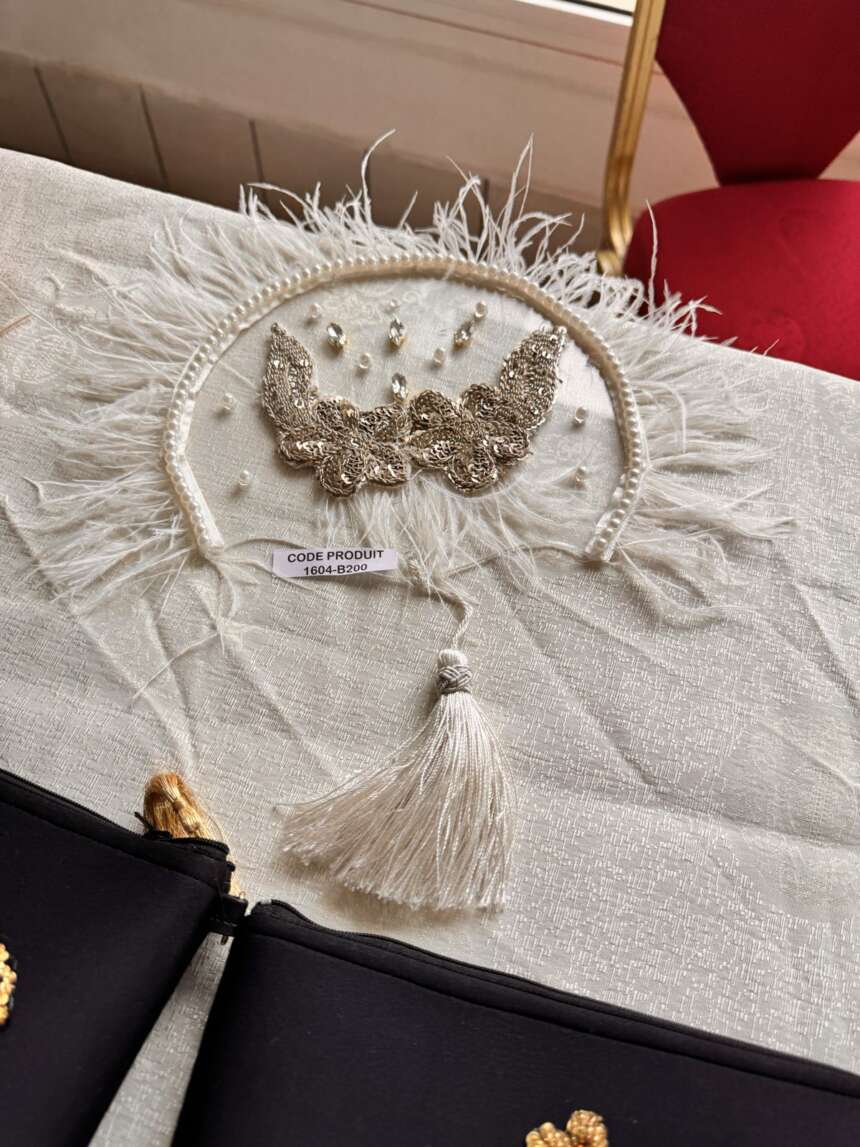 Serre-tête de mariée brodé à plumes et pampille