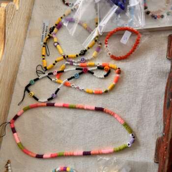 Bracelets et colliers perlés (assortiment)