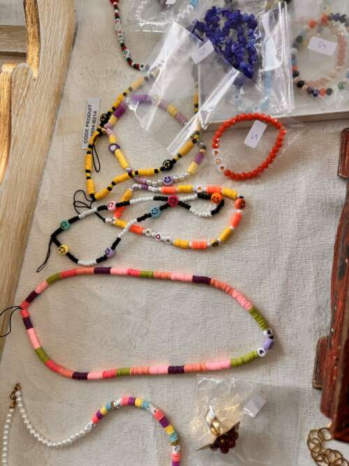 Bracelets et colliers perlés (assortiment)