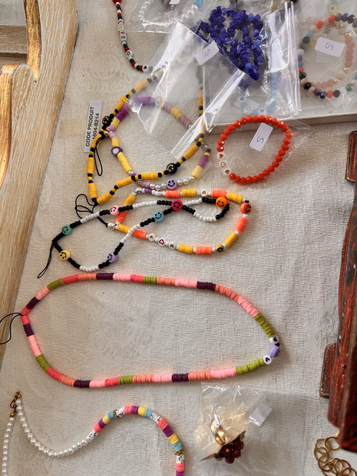 Bracelets et colliers perlés (assortiment)