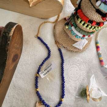 Collier de perles bleu lapis