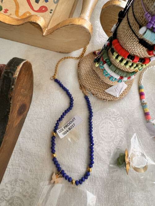 Collier de perles bleu lapis