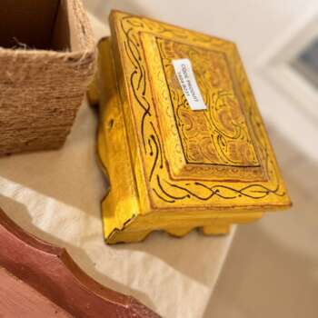 Coffret en bois peint doré à arabesques