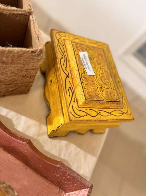 Coffret en bois peint doré à arabesques