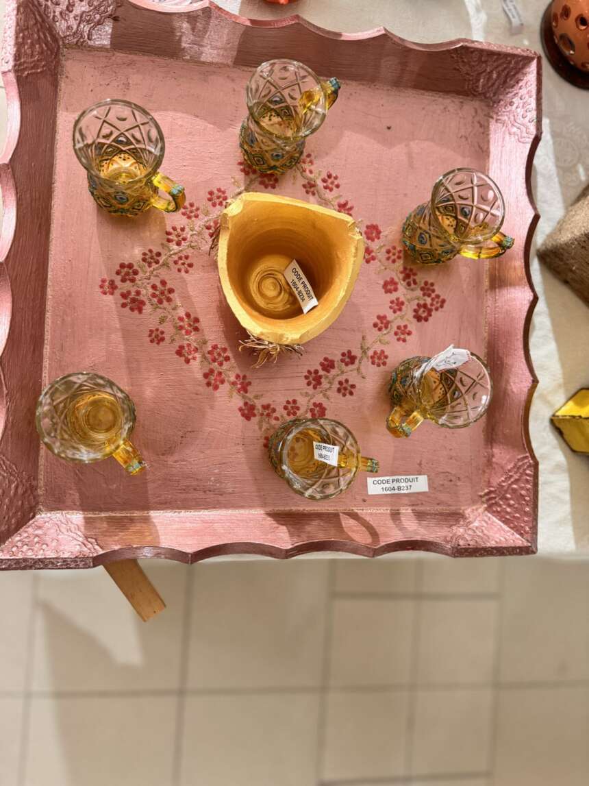 Plateau en bois peint rose à fleurs