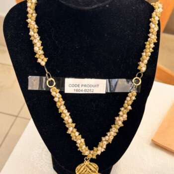 Collier de perles à pendentif doré