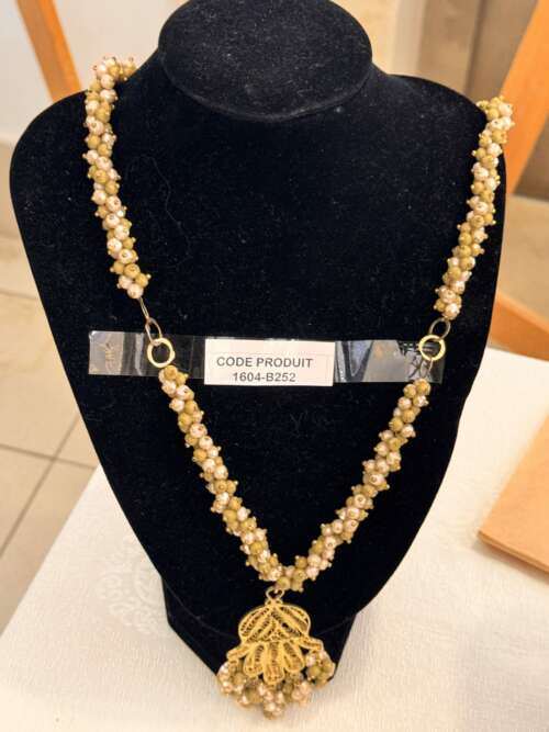 Collier de perles à pendentif doré