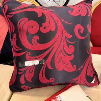 Coussin damassé noir et rouge