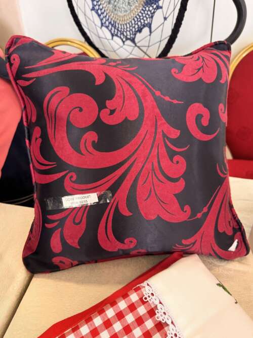 Coussin damassé noir et rouge