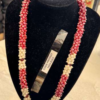 Collier de perles rouge et écru