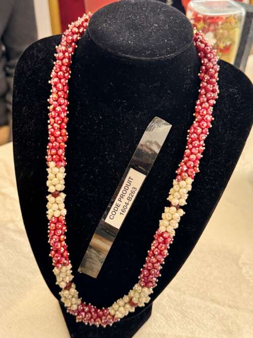 Collier de perles rouge et écru