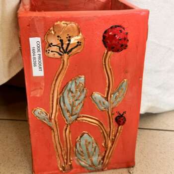 Cache-pot peint à motif floral en relief