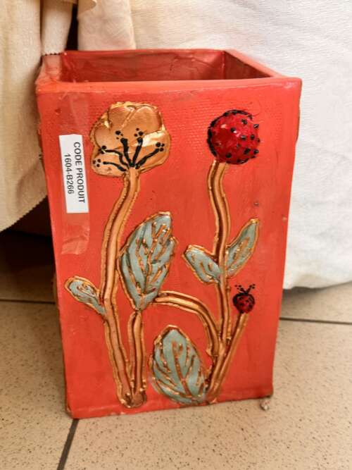 Cache-pot peint à motif floral en relief