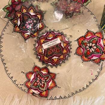 Plat en verre à mandalas peints