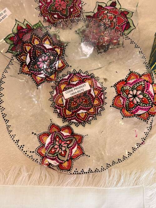 Plat en verre à mandalas peints