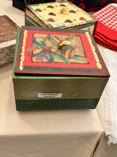 Boîte décorative en découpage