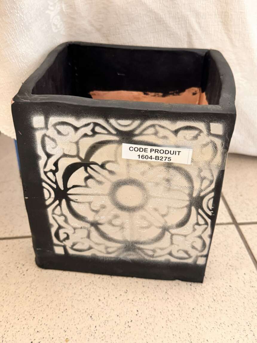 Cache-pot noir à arabesques