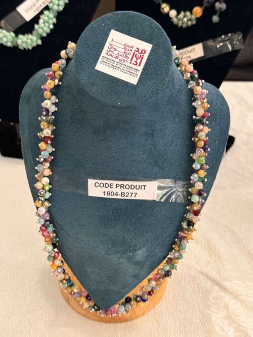 Collier long de perles multicolores