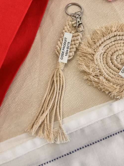 Porte-clés en macramé à pompon