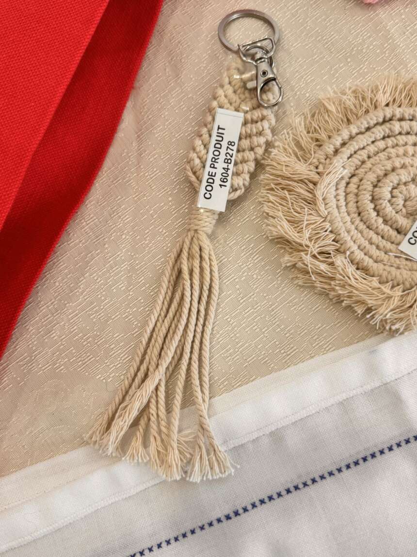Porte-clés en macramé à pompon