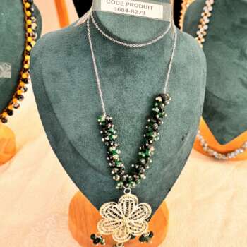 Collier de perles à pendentif fleur
