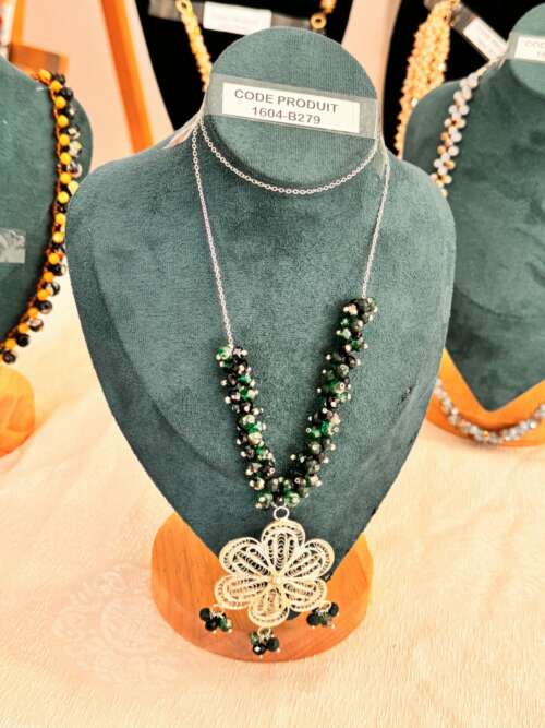 Collier de perles à pendentif fleur