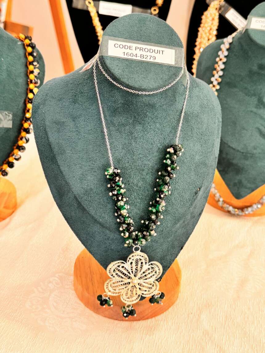 Collier de perles à pendentif fleur
