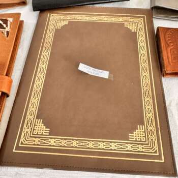 Porte-documents en cuir doré