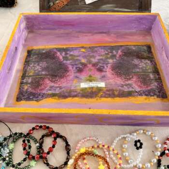 Plateau en bois peint violet