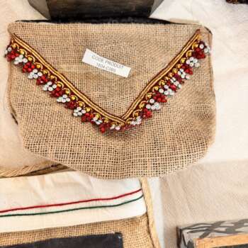 Pochette en jute brodée