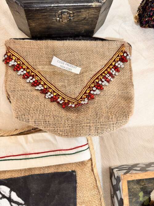 Pochette en jute brodée