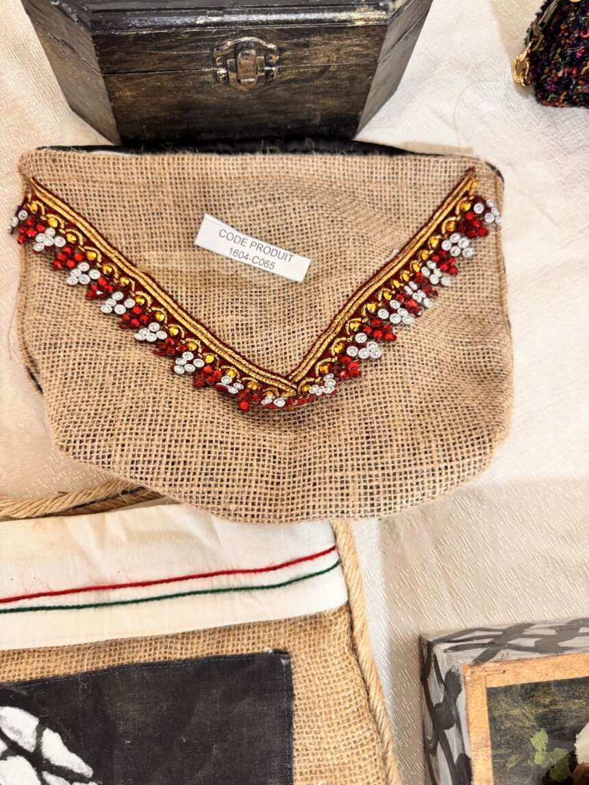 Pochette en jute brodée