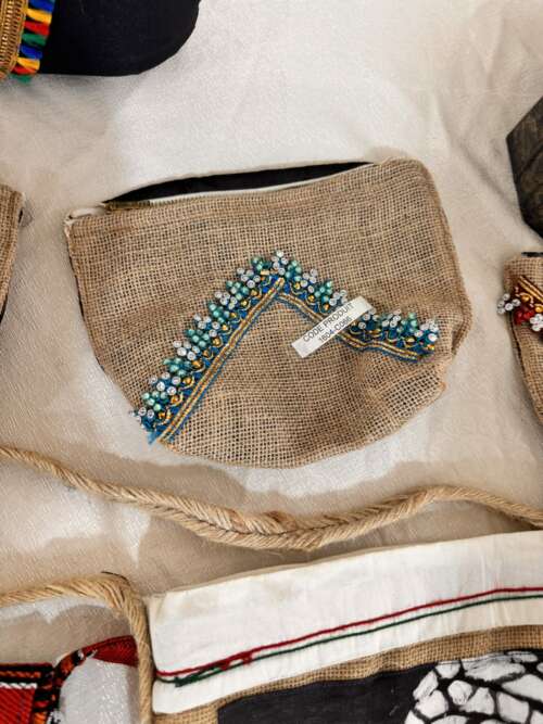 Pochette en jute brodée turquoise